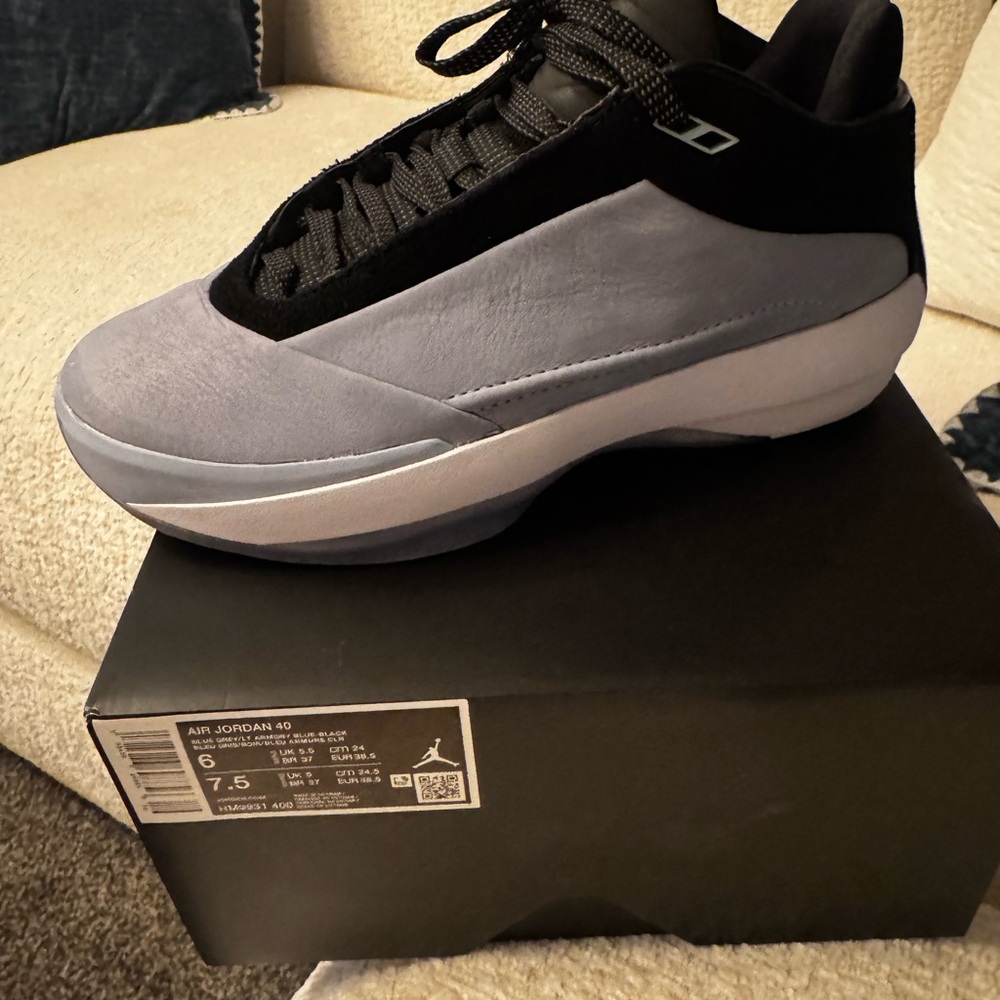 Jordan Men's Black and Light Gray Sneakers